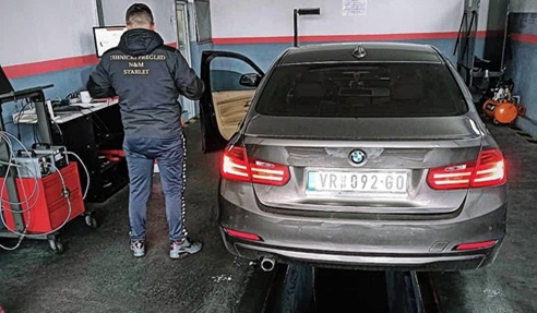 Slika radnika i automobila